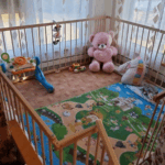 Babakarám a nappaliban. A babakarám ajtaja éppen nyitva van